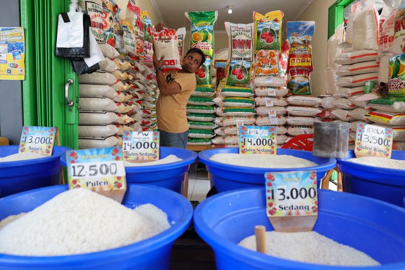 &copy; Reuters. A vendor arranges a sack of rice at the traditional market in Bekasi, on the outskirts of Jakarta, Indonesia, March 1, 2024. REUTERS/Ajeng Dinar /File Photo