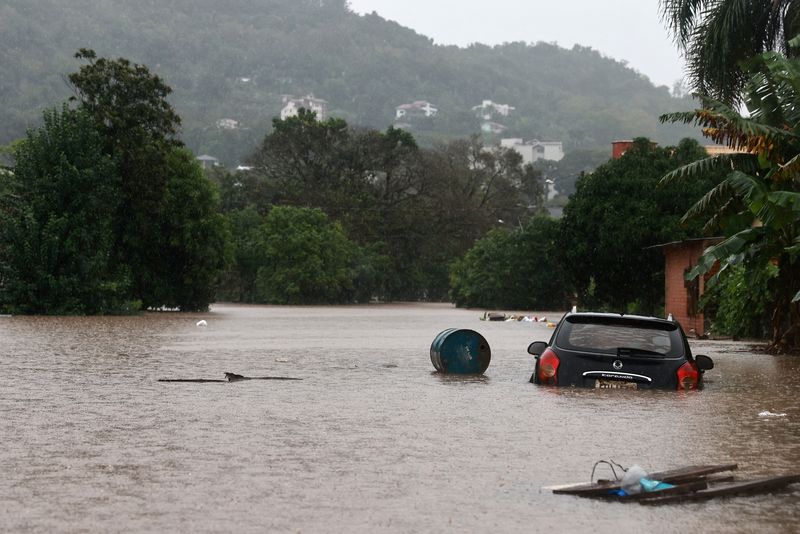 &copy; Reuters. Une voiture se trouve dans les eaux en crue de la rivière Taquari lors de fortes pluies dans la ville d'Encantado dans le Rio Grande do Sul, au Brésil. /Photo prise le 1er mai 2024/REUTERS/Diego Vara