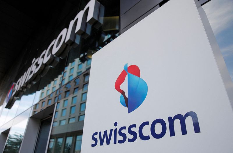 &copy; Reuters. Il logo del gruppo svizzero di telecomunicazioni Swisscom in un edificio per uffici, a Zurigo, Svizzera, 26 maggio 2020. REUTERS/Arnd Wiegmann/File Photo