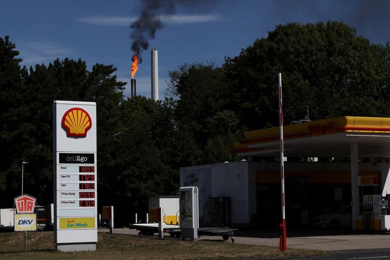 &copy; Reuters. Una stazione di servizio Shell davanti a una raffineria dello Shell Energy and Chemicals Park Rheinland a Godorf, vicino a Colonia, Germania, 3 agosto 2022. REUTERS/Wolfgang Rattay/File photo