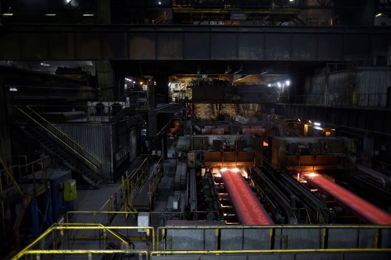&copy; Reuters. FOTO DE ARCHIVO. Planchones de acero al rojo vivo se mueven a lo largo de cintas transportadoras en la planta metalúrgica de ArcelorMittal en Dunkerque, como parte de una gira de medios dedicada a la reducción de la intensidad de carbono de la industria