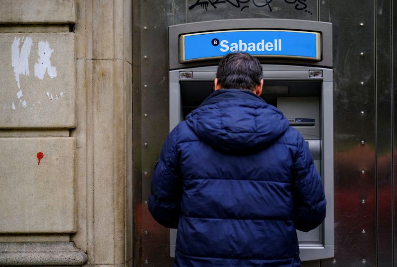 &copy; Reuters. Un hombre utiliza un cajero automático en una sucursal del banco Sabadell, en Barcelona, España. 30 de abril de 2024. REUTERS/Nacho Doce