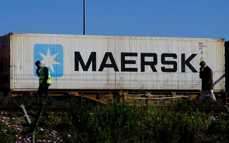 &copy; Reuters. Des travailleurs parlent sur leur téléphones portables, alors qu'un conteneur Maersk est transporté par un train, près du port de Barcelone, en Espagne. /Photo prise le 26 avril 2024/REUTERS/Nacho Doce