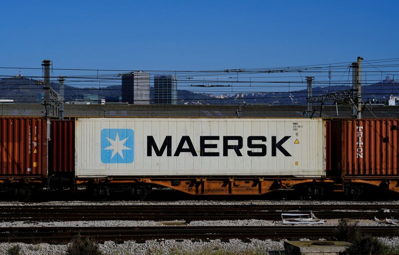 &copy; Reuters. FOTO DE ARCHIVO. Contenedor de Maersk es transportado por un tren cerca de un puerto de Barcelona, Cataluña, España. 26 de abril de 2024. REUTERS/Nacho Doce