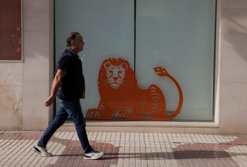 &copy; Reuters. Un uomo passa davanti a una filiale della banca Ing a Malaga, Spagna, 24 aprile 2024. REUTERS/Jon Nazca/File photo