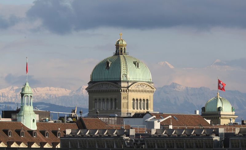 &copy; Reuters. FOTO DE ARCHIVO: El Palacio Federal Suizo (Bundeshaus), sede del parlamento y del gobierno, en Berna, Suiza. 18 de marzo de 2021. Fotografía tomada el 18 de marzo de 2021.  REUTERS/Arnd WIegmann