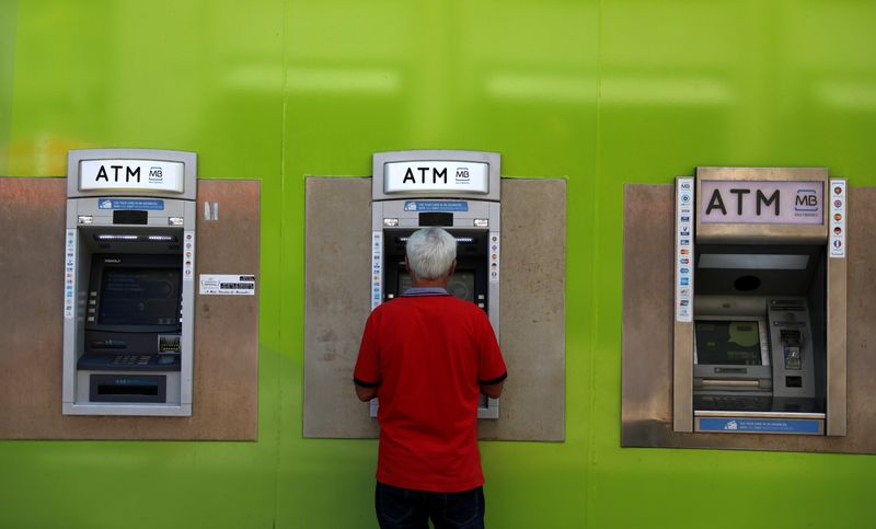 &copy; Reuters. A man uses an ATM at a Novo Banco branch in downtown Lisbon, Portugal September 6, 2017. REUTERS/Rafael Marchante/ File Photo