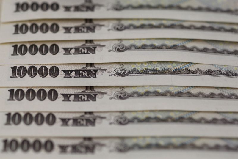 &copy; Reuters. Japanese 10,000 yen notes line up in Tokyo, in this February 28, 2013 picture illustration.  REUTERS/Shohei Miyano/File Photo