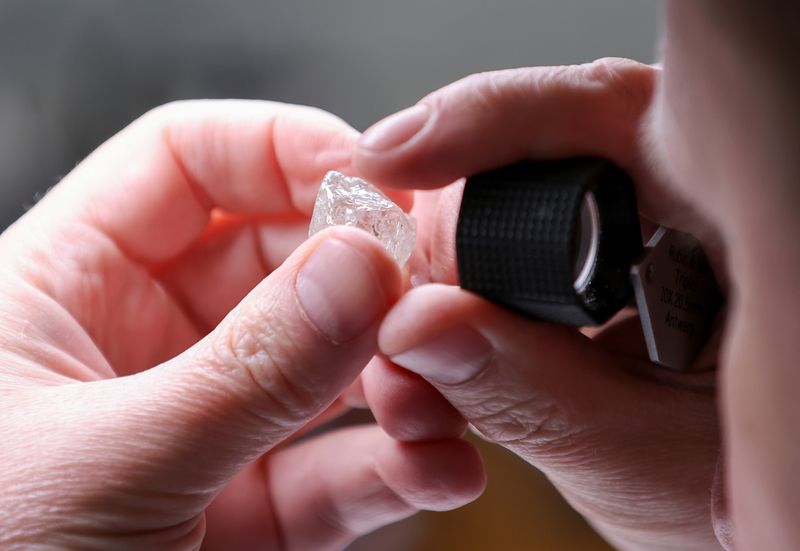 &copy; Reuters. An employee holds a rough diamond at "Diamonds of ALROSA" factory in Moscow, Russia April 30, 2021. Picture taken April 30, 2021. REUTERS/Tatyana Makeyeva/ File Photo