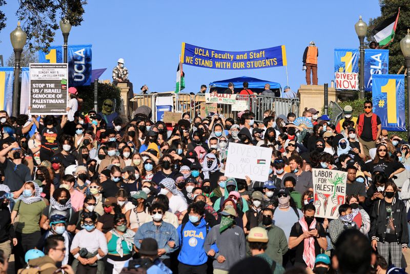 &copy; Reuters. FILE PHOTO: People gather at the University of California Los Angeles, as the conflict between Israel and the Palestinian Islamist group Hamas continues, in Los Angeles, California, U.S., May 1, 2024. REUTERS/David Swanson/File Photo