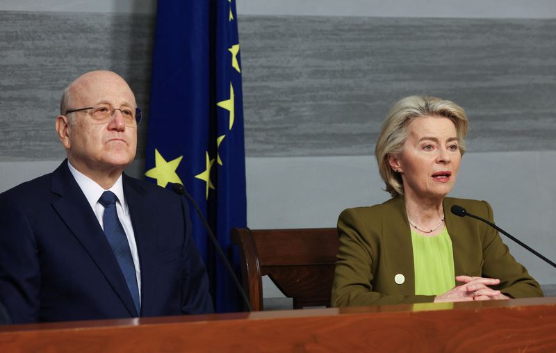 &copy; Reuters. La presidenta de la Comisión Europea, Ursula von der Leyen, y el primer ministro provisional de Líbano, Najib Mikati, durante una rueda de prensa en el palacio del gobierno en Beirut, Líbano. 2 de mayo de 2024. REUTERS/Mohamed Azakir