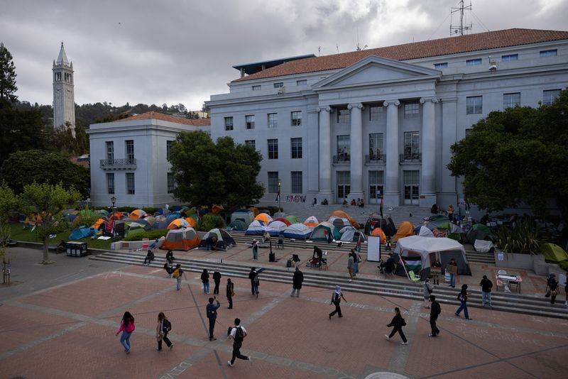 &copy; Reuters. FILE PHOTO: Students attend a protest encampment in support of Palestinians at University of California, Berkeley during the ongoing conflict between Israel and the Palestinian Islamist group Hamas, in Berkeley, U.S., April 25, 2024. REUTERS/Carlos Barria