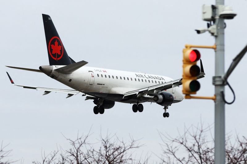 &copy; Reuters. An Air Canada jet comes in for a landing at Laguardia Airport in New York City, New York, U.S., January 11, 2023. REUTERS/Mike Segar/ File Photo