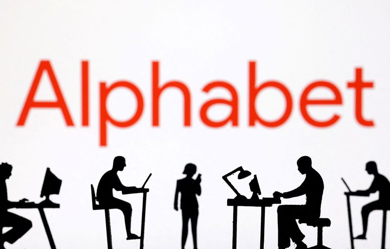 &copy; Reuters. FILE PHOTO: Figurines with computers and smartphones are seen in front of Alphabet logo in this illustration taken, February 19, 2024. REUTERS/Dado Ruvic/Illustration/File Photo