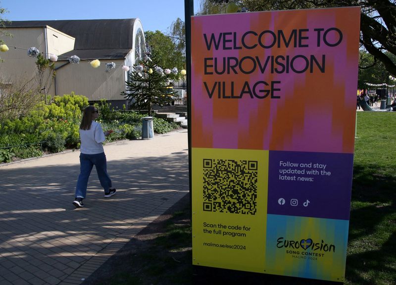 &copy; Reuters. FOTO DE ARCHIVO. Una persona pasa junto a un cartel del Festival de Eurovisión en Malmö, Suecia. 1 de mayo de 2024. REUTERS/Tom Little
