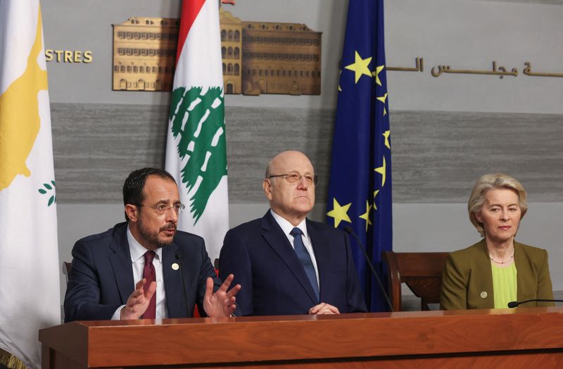 &copy; Reuters. Le président chypriote Christodoulides, la présidente de la Commission européenne von der Leyen et le Premier ministre libanais par intérim Mikati lors d'une conférence de presse au palais du gouvernement, à Beyrouth, au Liban. /Photo prise le 2 mai
