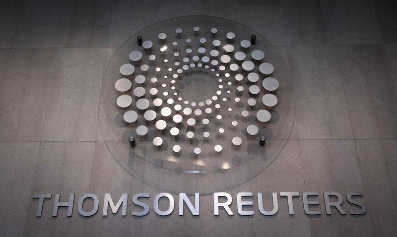 &copy; Reuters. Logo Thomson Reuters nell'atrio della sede dell'azienda a Times Square. 29 ottobre 2013   REUTERS/Carlo Allegri (UNITED STATES - Tags: BUSINESS LOGO)