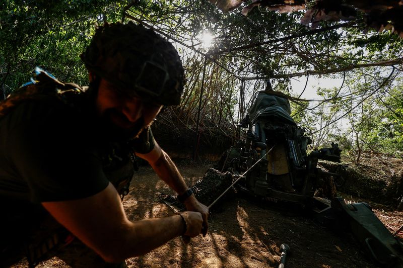 &copy; Reuters. FILE PHOTO: A Ukrainian serviceman of the 148th Separate Artillery Brigade of the Ukrainian Air Assault Forces, fires a M777 howitzer toward Russian troops near a front line, amid Russia?s attack on Ukraine, in Donetsk region, Ukraine May 1, 2024. REUTERS