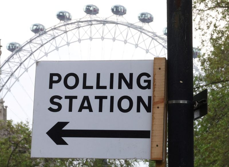 &copy; Reuters. FILE PHOTO: A polling station direction sign is seen near the London Eye wheel, ahead of local elections, in London, Britain, May 1, 2024. REUTERS/Toby Melville/File Photo