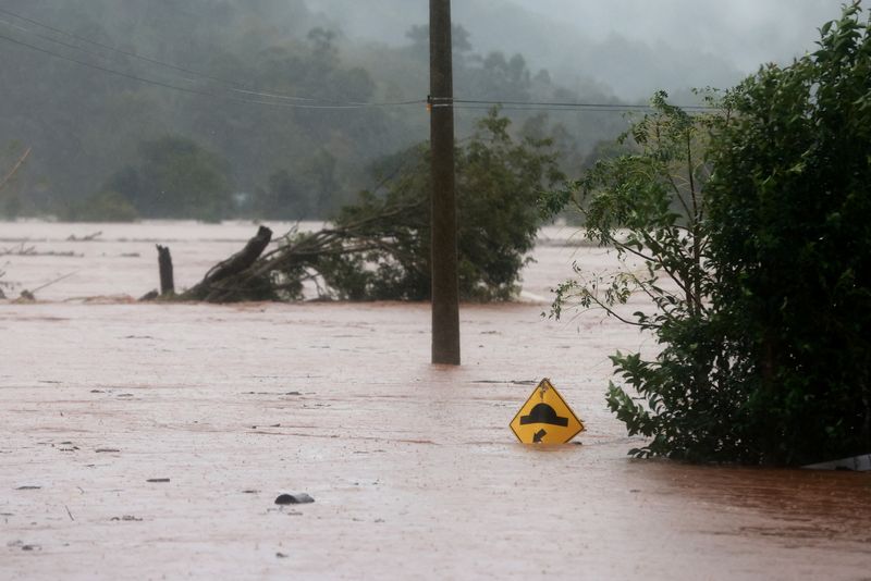&copy; Reuters. Una carretera inundada se ve cerca del río Taquari durante las fuertes lluvias en la ciudad de Encantado en Rio Grande do Sul, Brasil. 1 de mayo de 2024. REUTERS/Diego Vara