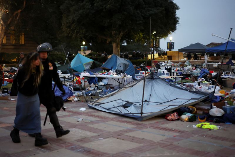 © Reuters. A protester is detained at a pro-Palestinian protest encampment at the University of California Los Angeles (UCLA), as the conflict between Israel and the Palestinian Islamist group Hamas continues, in Los Angeles, California, U.S., May 2, 2024. REUTERS/Mike Blake