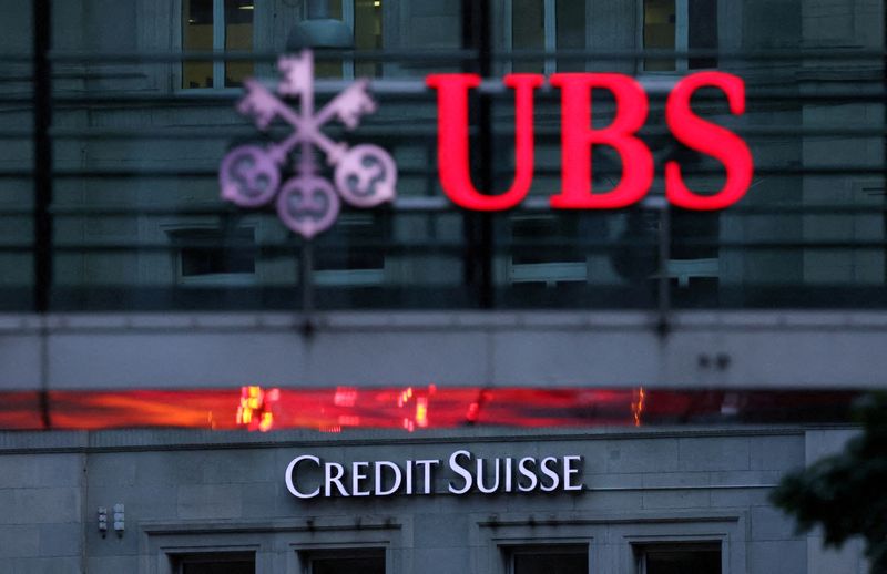 &copy; Reuters. I loghi delle banche svizzere Credit Suisse e Ubs prima di una conferenza stampa a Zurigo, Svizzera, 30 agosto 2023.  REUTERS/Denis Balibouse/File Photo