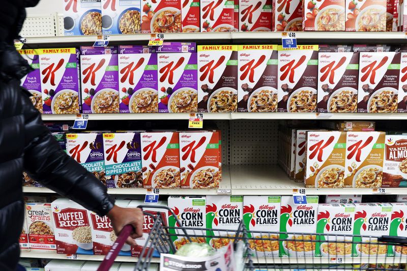 &copy; Reuters. FILE PHOTO: A person walks by a display of Kellogg's cereals, owned by Kellogg Company, in a store in Queens, New York City, U.S., February 7, 2022. REUTERS/Andrew Kelly/File Photo