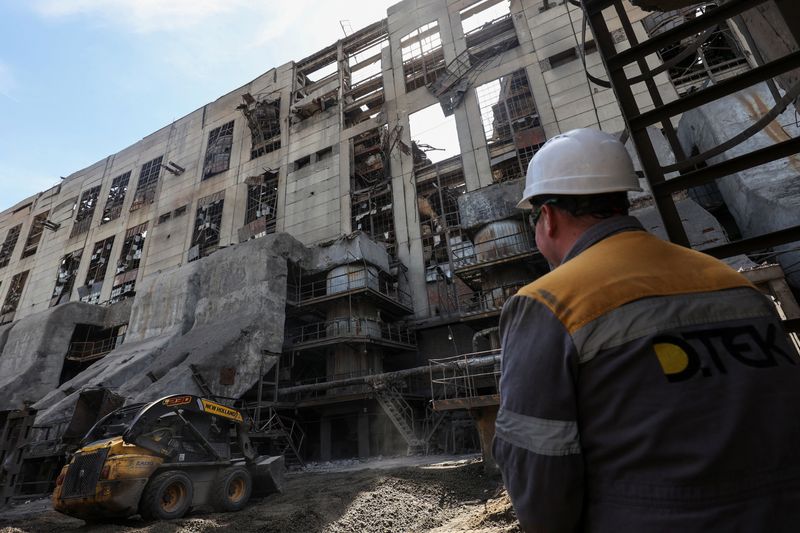 &copy; Reuters. Un empleado de la planta de energía térmica aparece en el edificio dañado por los recientes ataques con misiles rusos, en medio del ataque de Rusia a Ucrania, en un lugar no revelado en el oeste de Ucrania el 2 de mayo de 2024. REUTERS/Roman Baluk