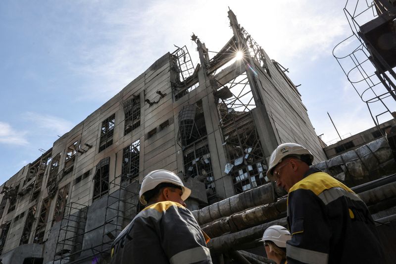 © Reuters. Thermal power plant employees appear on site at the building damaged by recent Russian missile strikes, amid Russia's attack on Ukraine, at an undisclosed location in the west of Ukraine May 2, 2024. REUTERS/Roman Baluk 