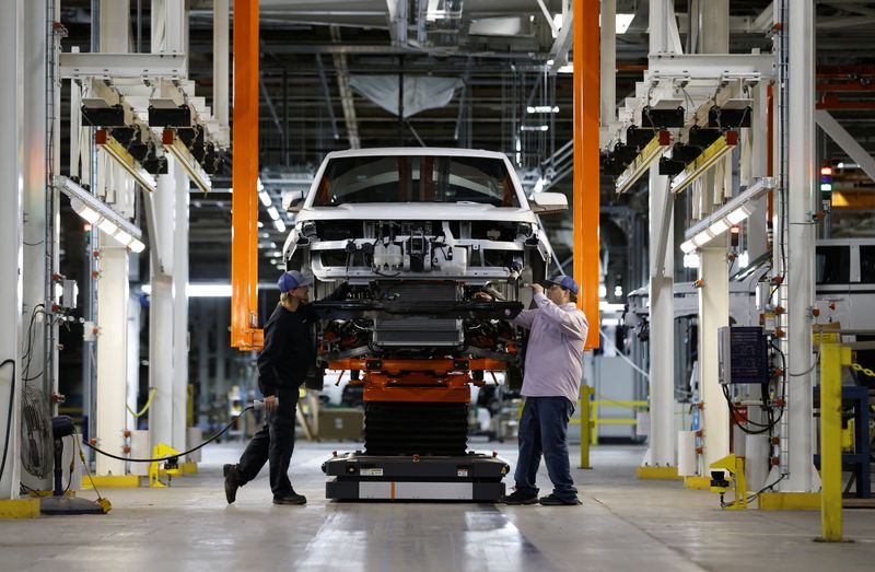 &copy; Reuters. Foto de Archivo: Trabajadores revisan una camioneta eléctrica Lordstown Motors Endurance sin terminar en la línea de montaje de la planta de producción de vehículos eléctricos de Foxconn en Lordstown, Ohio, EEUU. 30 de noviembre de 2022. REUTERS/Quin