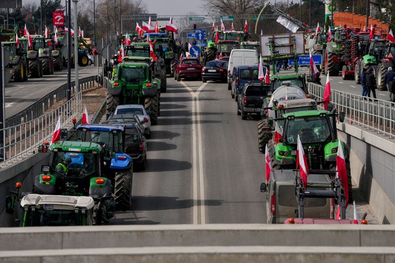 &copy; Reuters. FILE PHOTO: Polish farmers use tractors to protest against the European Union's Green Deal and imports of Ukrainian agricultural products, in Zakret, near Warsaw, Poland March 20, 2024. REUTERS/Aleksandra Szmigiel/File Photo