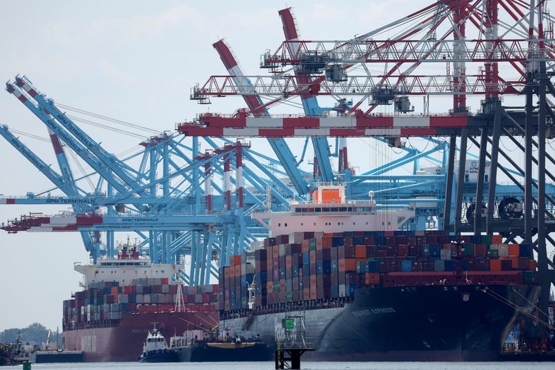 &copy; Reuters. مشهد يظهر تحميل حاويات فوق سفن شحن راسية بميناء بورت إليزابيث في نيو جيرزي بالولايات المتحدة يوم 12 يوليو تموز 2023. تصوير: مايك سيجار - رويترز
