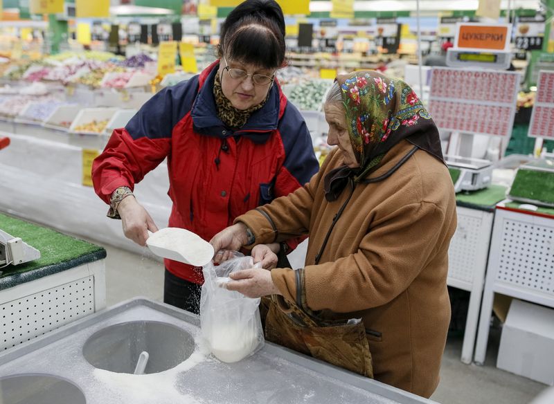 &copy; Reuters. سيدتان تضعان السكر في كيس بلاستيكي بمتجر في كييف في صورة من أرشيف رويترز.
