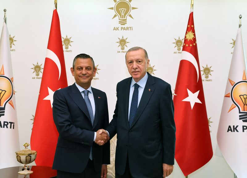 &copy; Reuters. الرئيس التركي رجب طيب أردوغان يلتقي الزعيم الجديد لحزب الشعب الجمهوري، حزب المعارضة الرئيسي في البلاد، أوزغور أوزيل بمقر حزب العدالة والتن