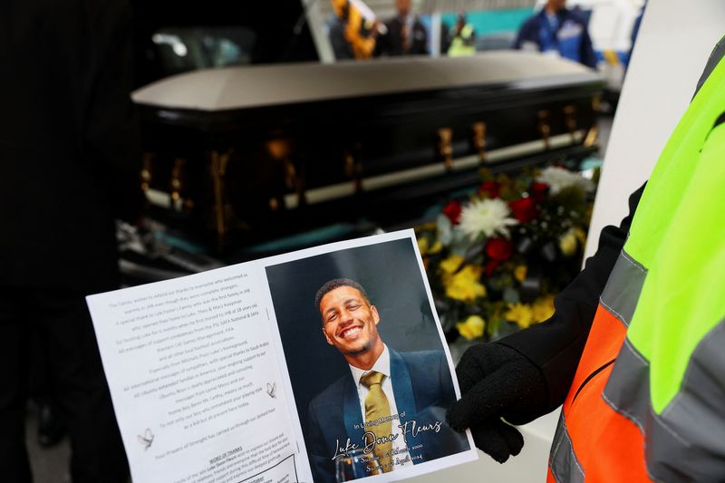 &copy; Reuters. Fotografia em frente ao caixão do jogador de futebol sul-africano Luke Fleurs, do Kaizer Chiefs, em seu funeral na Cidade do Cabo, África do Sul
20/04/2024
REUTERS/Esa Alexander