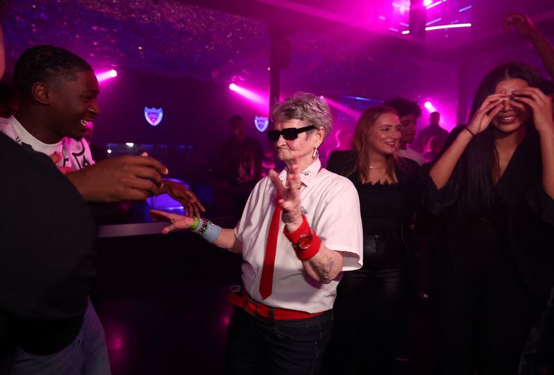 &copy; Reuters. La belga Simone Nestor, de 81 años, baila con jóvenes en la discoteca Lift Bruselas, durante una salida nocturna organizada por la organización sin fines de lucro "Papy Booom", que se ocupa de personas mayores para que puedan disfrutar de actividades i