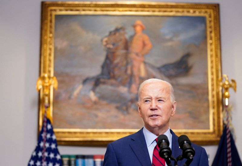 &copy; Reuters. U.S. President Joe Biden speaks about student protests at U.S. universities, amid the ongoing conflict between Israel and Hamas, during brief remarks in the Roosevelt Room at the White House in Washington, U.S., May 2, 2024. REUTERS/Nathan Howard