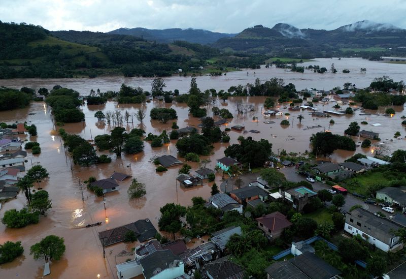 &copy; Reuters. FILE PHOTO: A drone view of the flooded area next to the Taquari River during heavy rains in the city of Encantado in Rio Grande do Sul, Brazil, May 1, 2024. REUTERS/Diego Vara/File Photo
