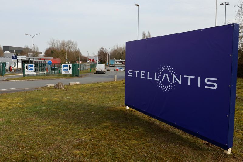 &copy; Reuters. Il logo di Stellantis all'ingresso dello stabilimento dell'azienda a Hordain, Francia, 3 marzo 2021. REUTERS/Pascal Rossignol/File photo