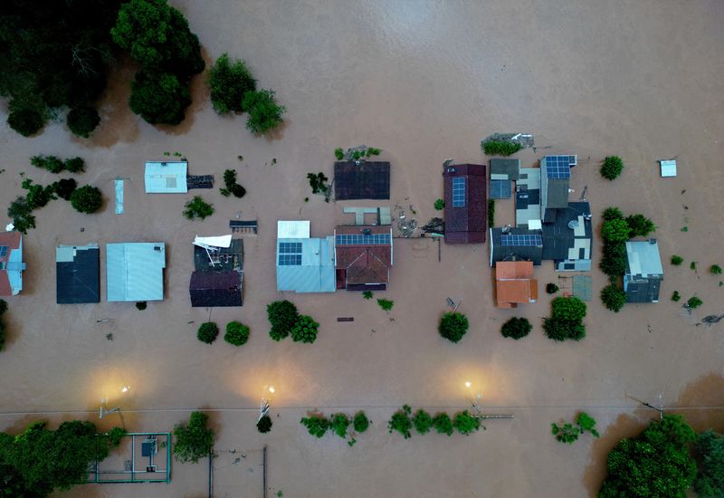 &copy; Reuters. Casas inundadas perto do rio Taquari após fortes chuvas na cidade de Encantado, no Rio Grande do Sul
01/05/2024
REUTERS/Diego Vara