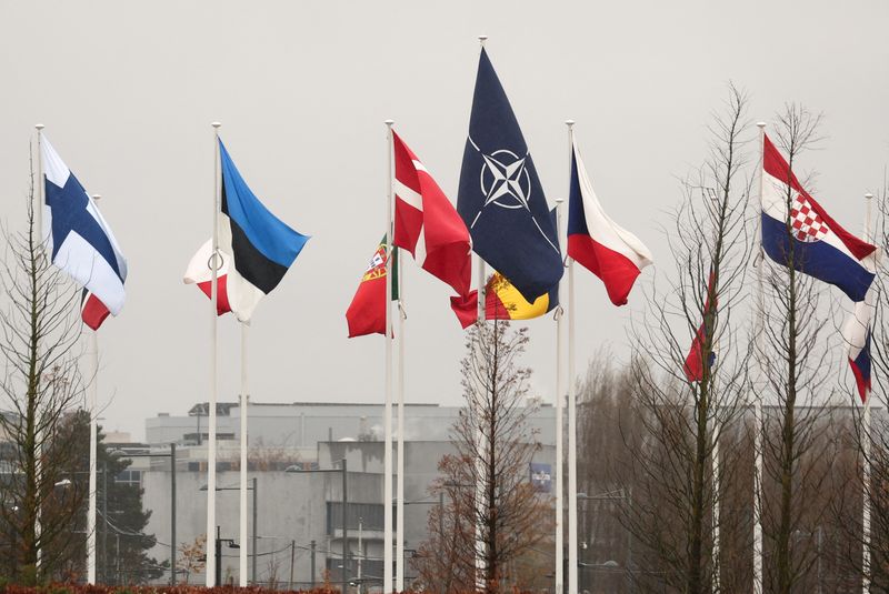 &copy; Reuters. FOTO DE ARCHIVO: Banderas ondean fuera de la sede de la OTAN, antes de una reunión de ministros de Asuntos Exteriores de la OTAN, en Bruselas, Bélgica 27 de noviembre 2023. REUTERS/Yves Herman/Archivo