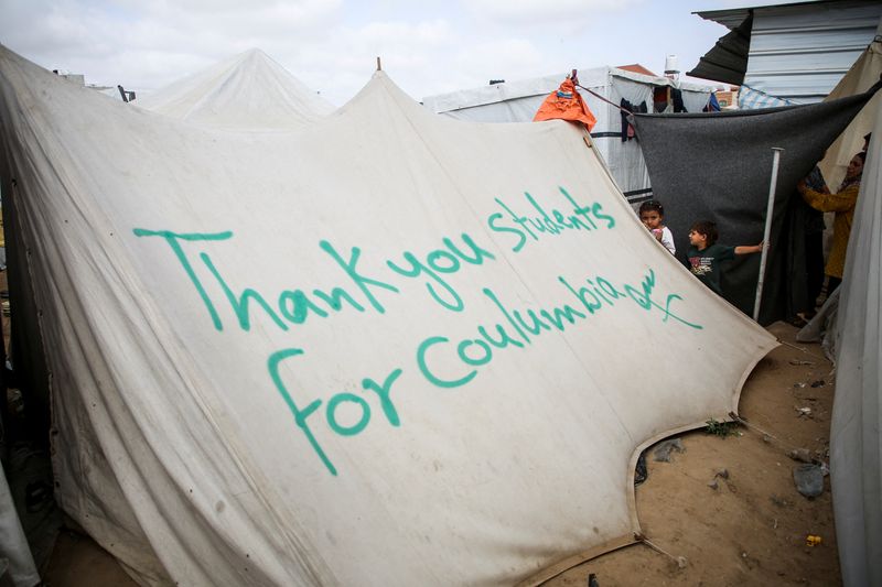 &copy; Reuters. خيمة مكتوب عليها رسالة شكر لطلاب الجامعات الأمريكية الداعمين للفلسطينيين في رفح بجنوب قطاع غزة يوم 27 أبريل نيسان 2024. تصوير: حاتم خالد - رويتر