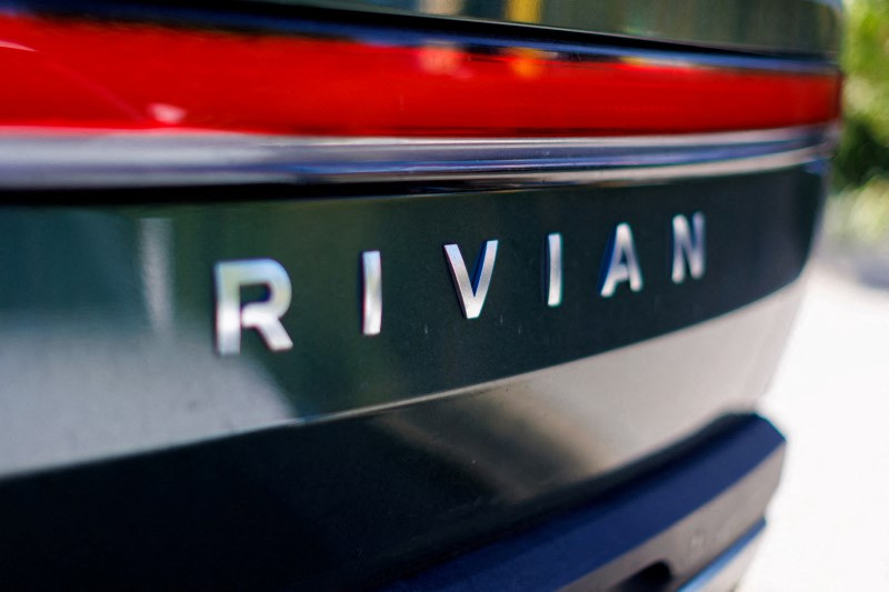 &copy; Reuters. FILE PHOTO: An electric pick-up truck is pictured at the Rivian Automotive Inc facility in Costa Mesa, California, U.S.,November 1, 2023.     REUTERS/Mike Blake/File Photo