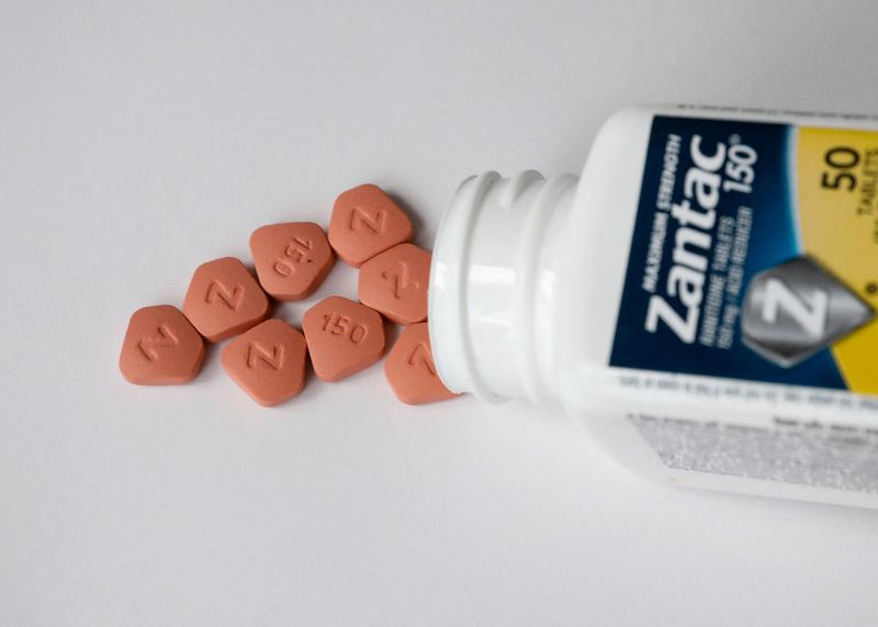 &copy; Reuters. FILE PHOTO: Zantac heartburn pills are seen in this picture illustration taken October 1, 2019. REUTERS/Brendan McDermid/Illustration/File Photo