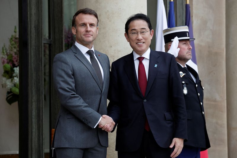 &copy; Reuters. 岸田文雄首相（写真右）は２日、フランスのマクロン大統領（写真左）とパリで会談し、自衛隊とフランス軍の相互往来と共同訓練を可能にする「円滑化協定（ＲＡＡ）」締結に向けた正式