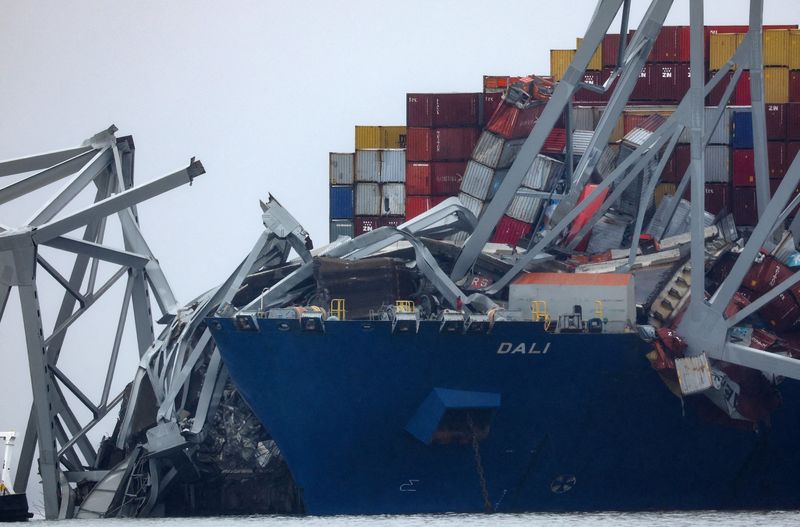 &copy; Reuters. Wreckage lies across the deck of the Dali cargo vessel, which crashed into the Francis Scott Key Bridge causing it to collapse, in Baltimore, Maryland, U.S., March 27, 2024. REUTERS/Mike Segar/File Photo