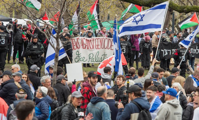 &copy; Reuters. Police stand between counter-protesters and a protest encampment in support of Palestinians, during the ongoing conflict between Israel and the Palestinian Islamist group Hamas, at McGill University’s campus in Montreal, Quebec, Canada May 2, 2024. REUT