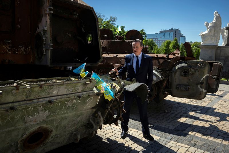 &copy; Reuters. 英国のキャメロン外相は２日、ウクライナを訪問し、「必要な限り」年間３０億ポンド（３７億４０００万ドル）の軍事援助を行うと確約した。（２０２４年　ロイター/Thomas Peter）