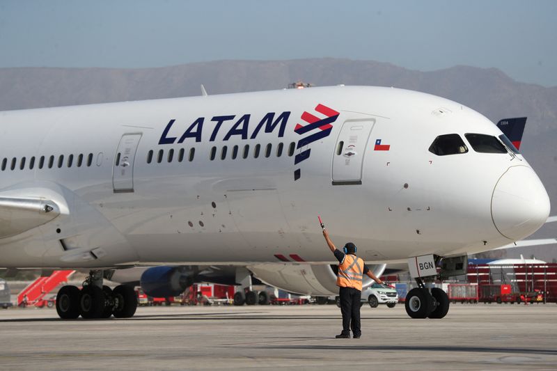 © Reuters. Foto de archivo. Un avión de LATAM Air llega al aeropuerto internacional de Santiago de Chile, Chile, 28 de enero, 2021. REUTERS/Iván Alvarado
    
