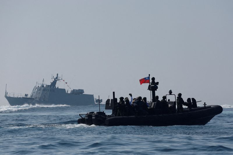 &copy; Reuters. FILE PHOTO: Members of Taiwan's Navy and media onboard a special operation boat navigate near a Kuang Hua VI-class missile boat, during a drill part of a demonstration for the media, to show combat readiness ahead of the Lunar New Year holidays, on the wa